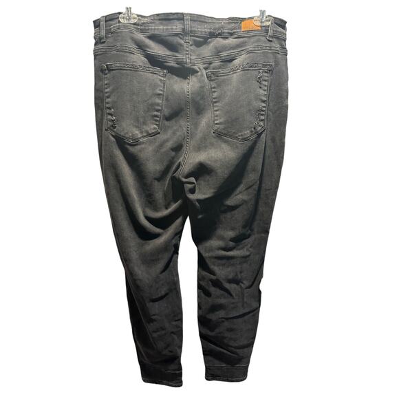 Women’s Judy Blue Jeans - Picture 2 of 5